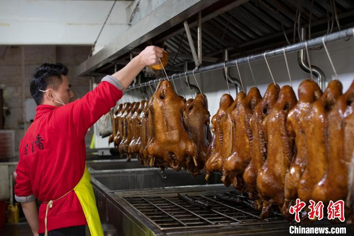 汕头市日日香鹅肉饭店的工作人员在制作卤鹅 中新社记者陈楚红 摄