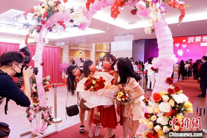 新人身着中式礼服留下美丽倩影 陈悦 摄