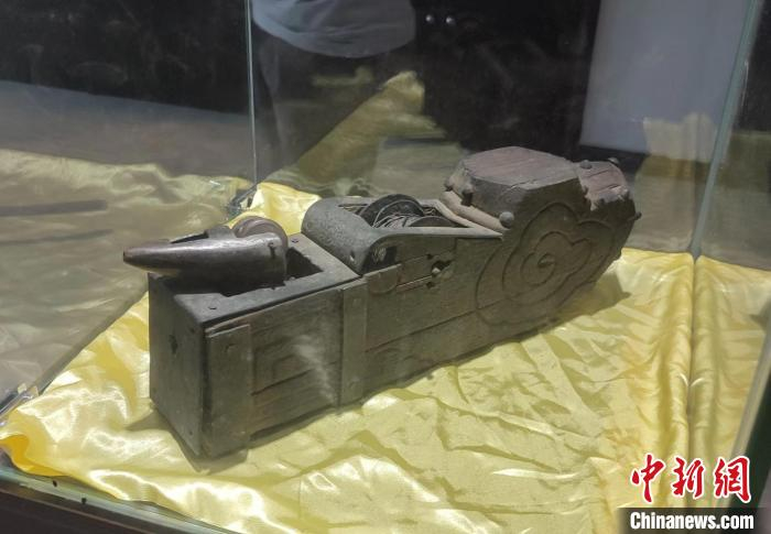 图为乔崇宏收藏的墨斗 王宇 　摄