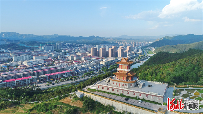 青龙为全力建设一流国际旅游城市提供重要支撑，这是青龙城区鸟瞰图。河北日报记者师源摄