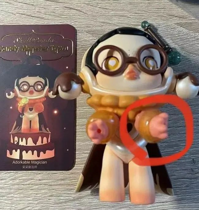 ▲消费者抽中的隐藏款盲盒有明显瑕疵。