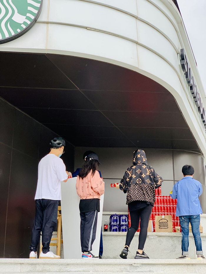 前滩太古里星巴克店门口的顾客