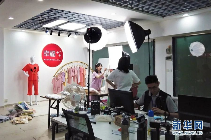 普宁市国际电商城内入驻的直播带货团队。新华网 张羲轮摄