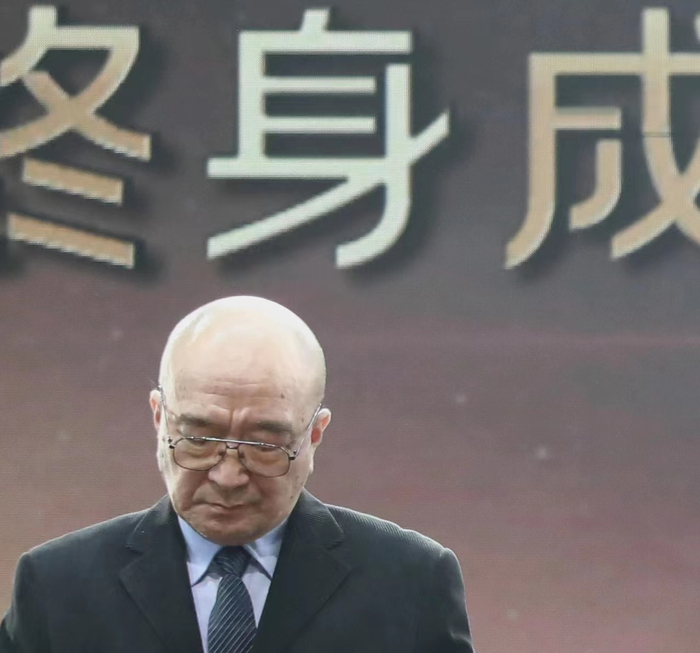 获颁“中国电视金鹰奖”终身成就奖