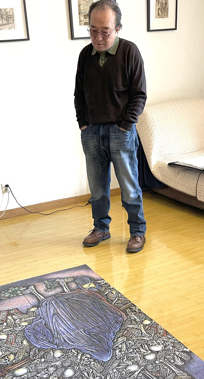 李保田近影，在个人画作旁