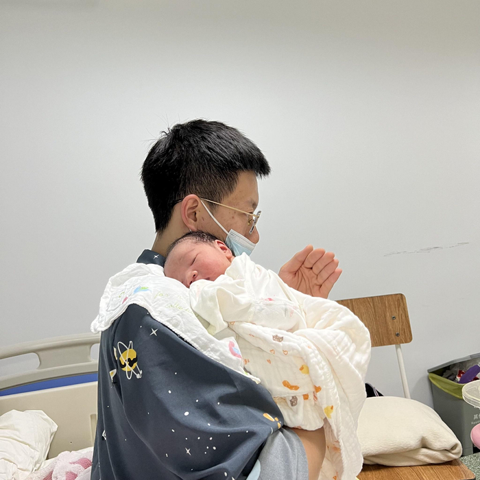 杨云雷小心地抱着女儿。  受访者供图