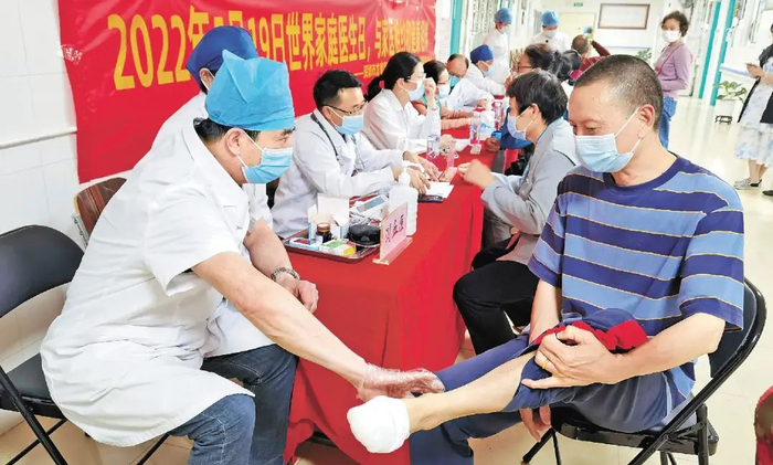 骨科医生为市民检查身体。深圳特区报记者 刘钢 摄