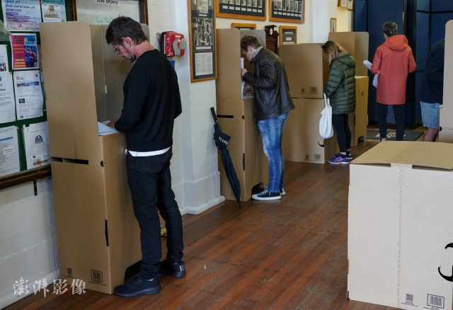 当地时间5月21日，澳大利亚联邦议会选举举行，悉尼民众参加投票。图自澎湃影像