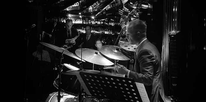 　查尔斯在演出。