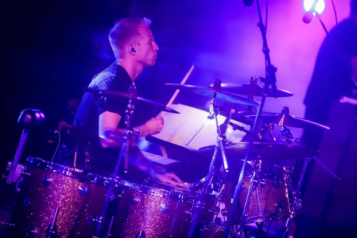 　查尔斯在演出。 文中配图及视频，除特别标注外均为受访者提供