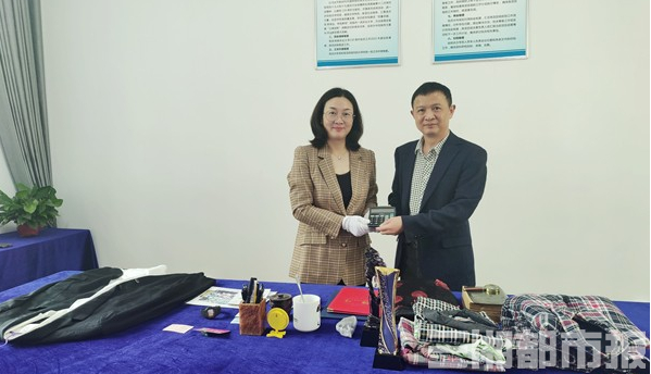 　　2022年5月19日，袁隆平院士家属代表、湖南农业大学党委副书记段美娟向学校捐赠了袁隆平院士遗物。三湘都市报 图