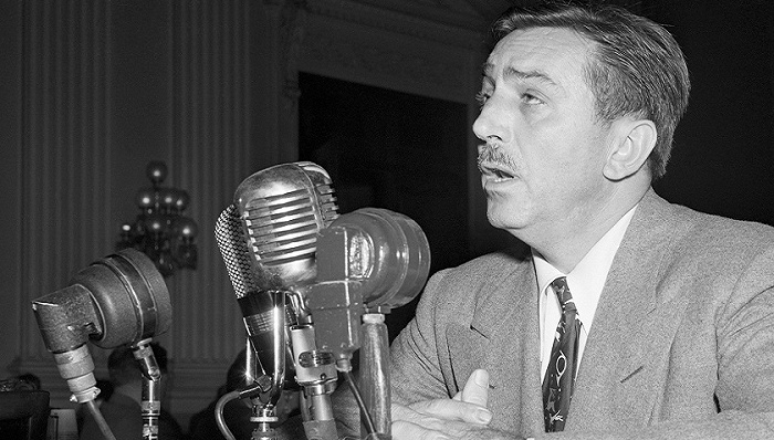 华特·迪士尼在众议院非美活动委员会作证。图片来源：Bettmann/Getty Images