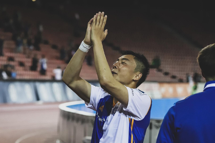 李磊赛后向球迷致谢。&nbsp; 图/瑞士草蜢足球俱乐部微博