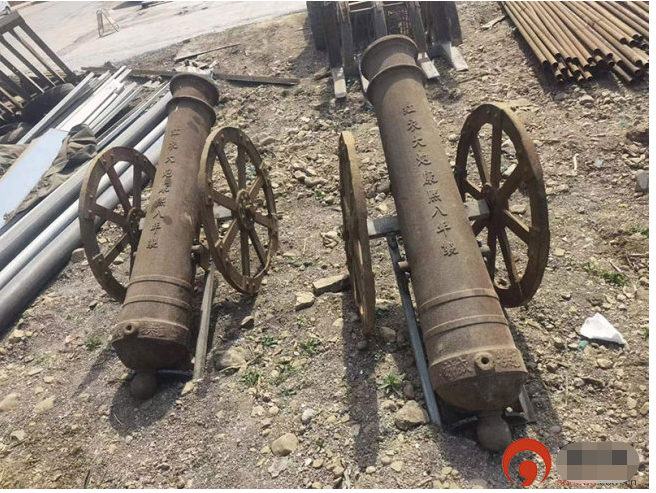 当地媒体报道发现“清代红衣大炮”的现场图