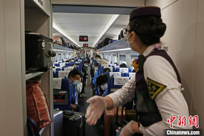 列车长沈乔通知旅客规范安放行李 殷立勤 摄