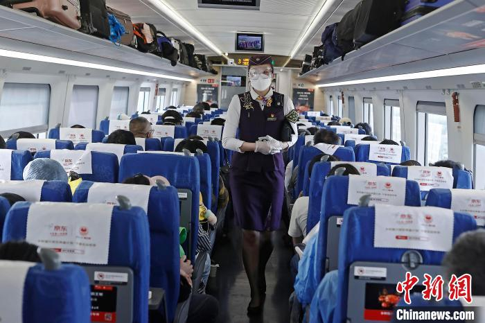 列车长沈乔在车厢内安全检查。　殷立勤 摄