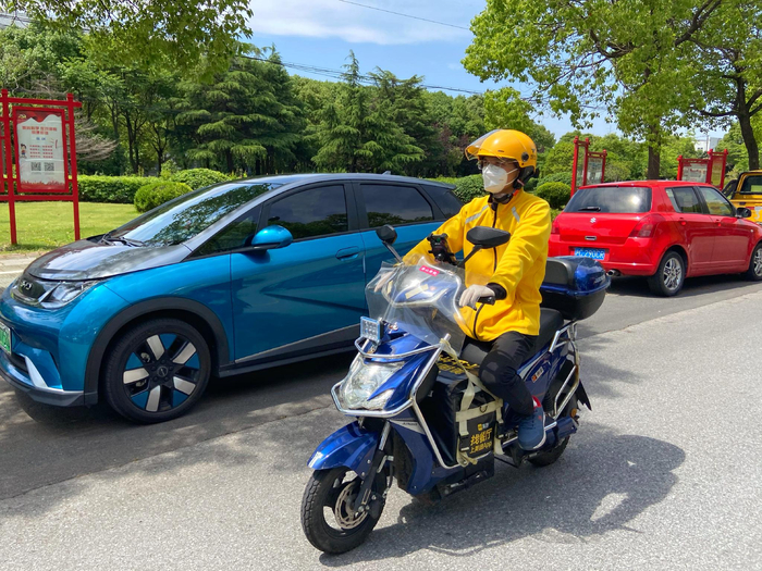 俞杰前往超市采购的路上