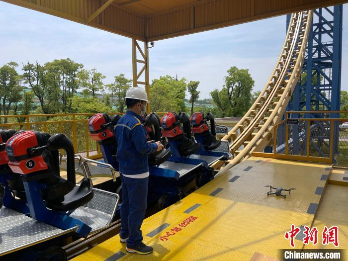 检验人员采用无人机巡检等技术和手段进行检查。　徐珊珊 摄