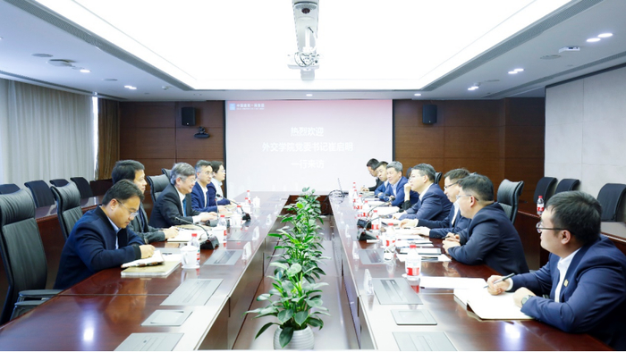 4月12日，崔启明带队到中建一局集团开展走访调研。学校供图