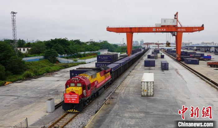 班列整装待发。　文菁 　摄