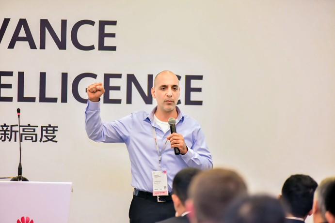 Doron在HUAWEI CONNECT大会上宣讲。来源：华为心声社区