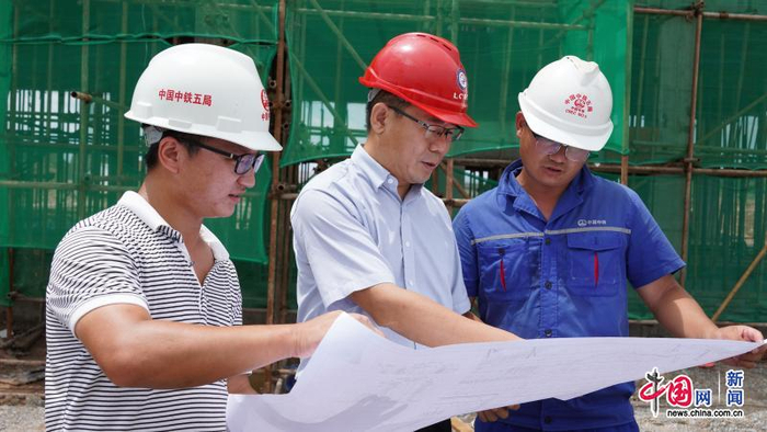 老中公司庄纪文在中老铁路建设现场。（老中公司供稿）