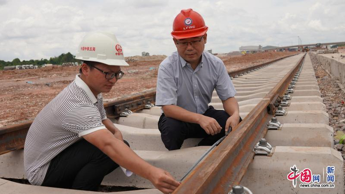 老中公司庄纪文在中老铁路建设现场。（老中公司供稿）