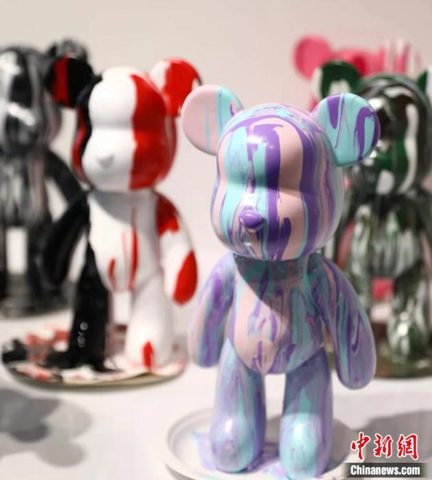 图为制作好的流体熊。 受访者供图。