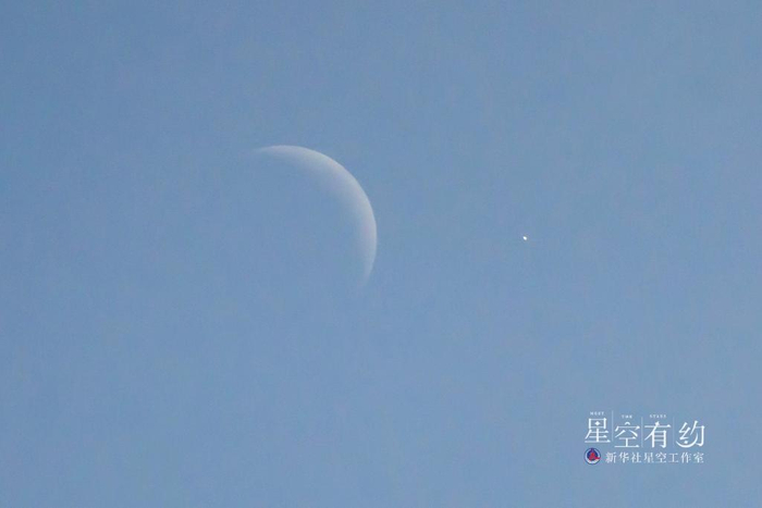 　　这是广东省天文爱好者吴柏栋2021年11月8日白天在广东湛江拍摄的金星伴月。（本人供图）