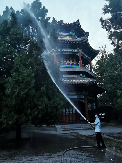 &nbsp;&nbsp;&nbsp;&nbsp;经秀勇在园内进行夜间打药。受访者供图