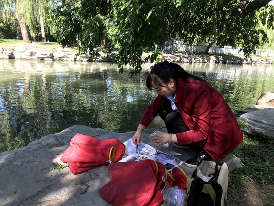 &nbsp;&nbsp;&nbsp;&nbsp;植保班工作人员在回收黑光灯内的收集袋。受访者供图