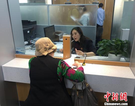 资料图：北京朝阳区不动产登记中心。　杜燕 摄