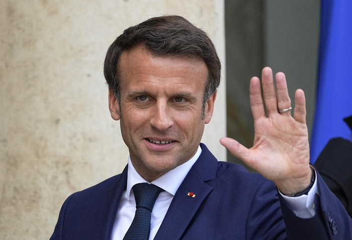 当地时间2022年5月16日，法国首都巴黎，法国总统马克龙在爱丽舍宫等待迎接欧洲理事会主席查尔斯·米歇尔。