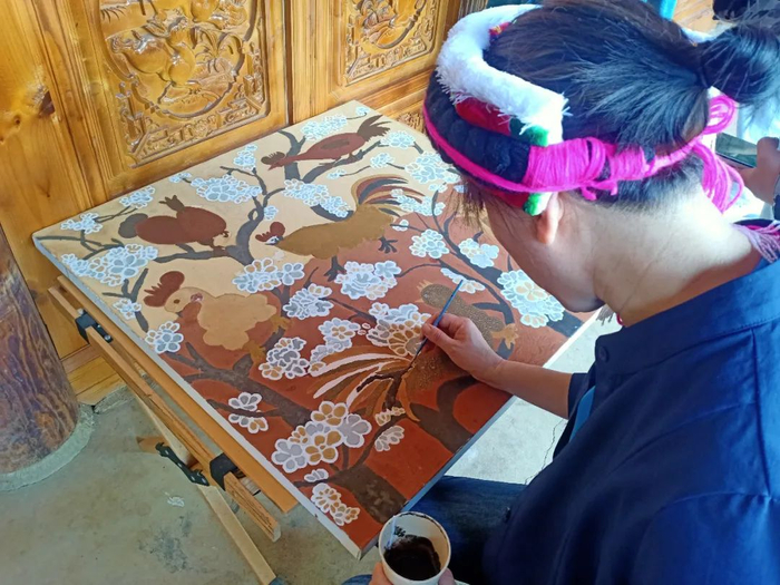 农民画社中，画家正在进行创作 资料图