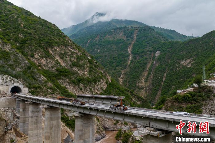 成昆铁路复线埃岱尼日河双线特大桥上，一辆运梁车正将T梁送往铺架现场。 刘忠俊 摄 
