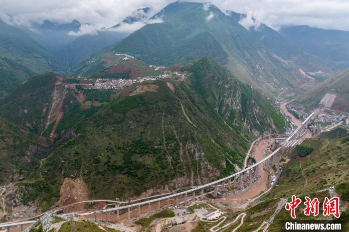 航拍山谷中正建设的埃岱尼日河双线特大桥和3号大桥全景。 刘忠俊 摄 
