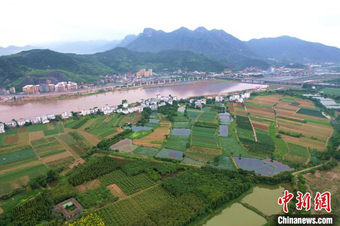 闽侯县祥谦镇塔礁洲湿地以及五虎山。　王东明 摄