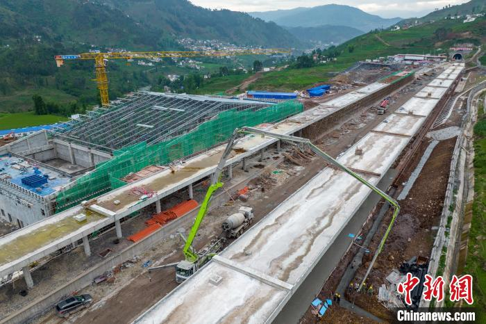 正在建设的成昆铁路复线甘洛车站站台和站房。 刘忠俊 摄 