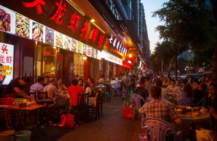 ▲市民们享受夜生活