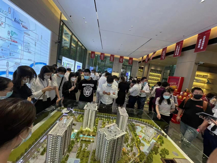 ▲市民选购楼盘