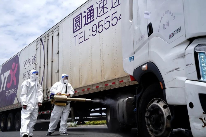 5月9日，复工复产“白名单”企业的工作人员对快递运输车辆进行消杀（张建松/摄）