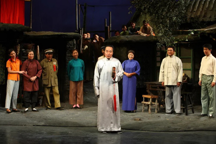 新排版《龙须沟》剧照，杨立新（中）饰演程疯子