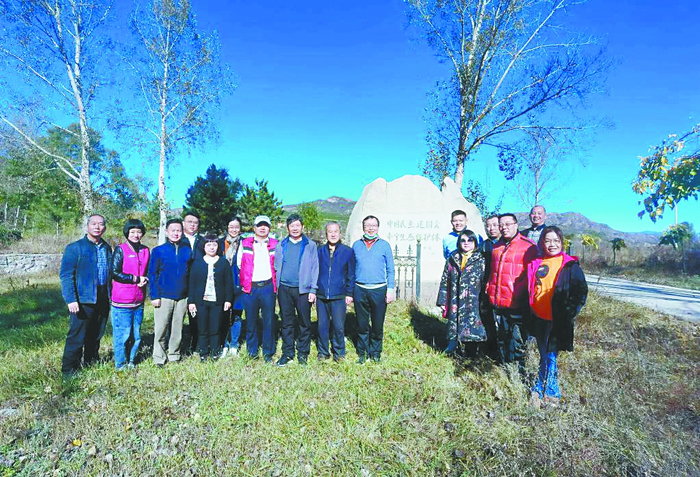 广东民建调研组在“民建林”与河北丰宁县黄旗镇城根营村村干部合影。 民建广东省委会供图