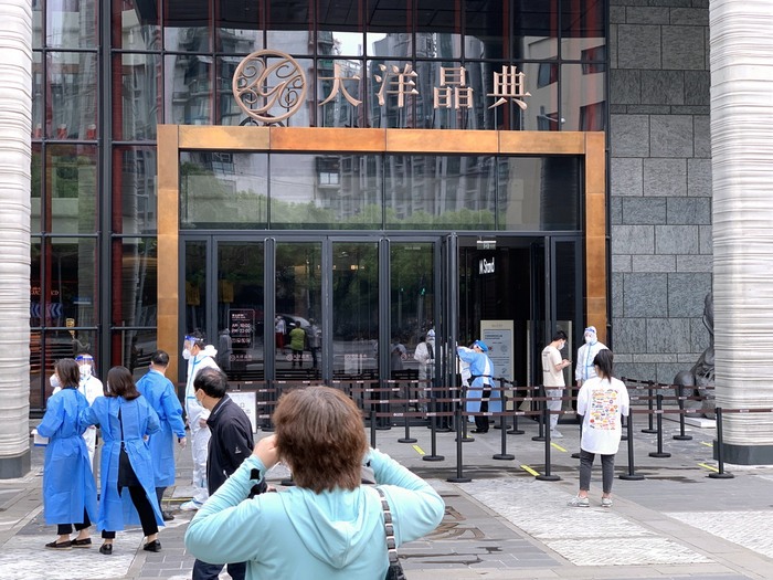 5月26日上午10点，市民来到商场门口等待入场。澎湃新闻记者 朱奕奕 图