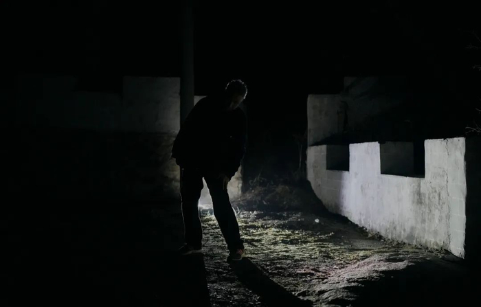 ▲2022年2月18日，73岁的孔祥林走出家门，徒步到距离村子两三公里处的山脚下一堵城垛式的围墙前，进行晨练拉伸锻炼。