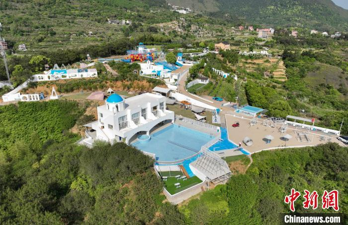 航拍位于山间的欧式风情绿湾庄园。　王刚 摄