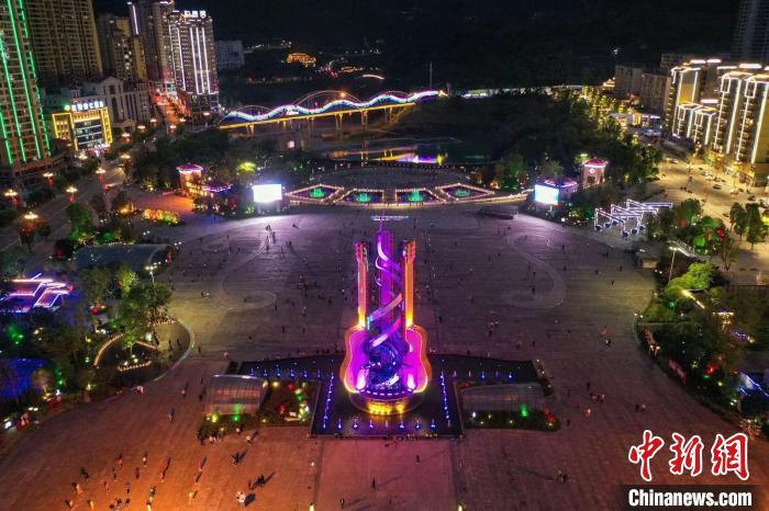 航拍贵州正安吉他广场夜景。　　瞿宏伦 摄