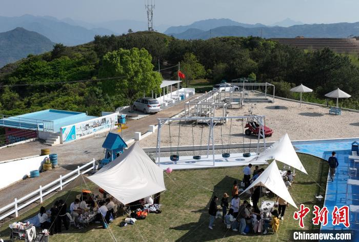 游客在绿湾庄园内露营。　王刚 摄