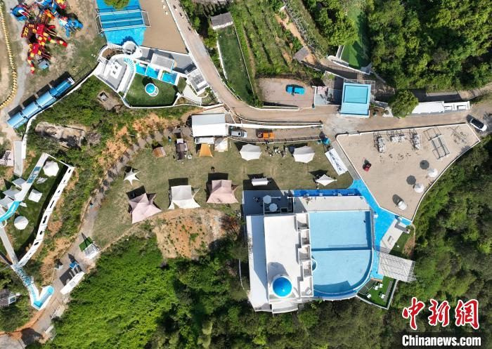 航拍绿湾庄园的蓝白相间的建筑。　王刚 摄