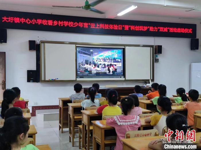 广西乡村学校少年宫组织师生观看启动仪式。　陆世高 摄